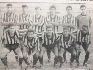 TUPI FC - 1983 - CAMPEÃO MINEIRO DA 2ª DIVISÃO. Em pé Simão, Tatu, Julio Maravilha, Evaldo, Brito e Gilberto. Agachados Teófilo, Paulinho, Nequinha, Té e Maurílio. (2)