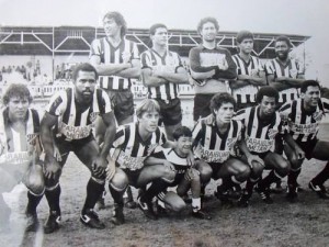 Tupi 1986 - Tupi FC - Campeonato Mineiro. Em pé Edson, Gomes, Amauri, Gerson e Sinval. Agachados Geraldinho, Nequinha, Mauro, Paulo Roberto, Waldir e Silvano.